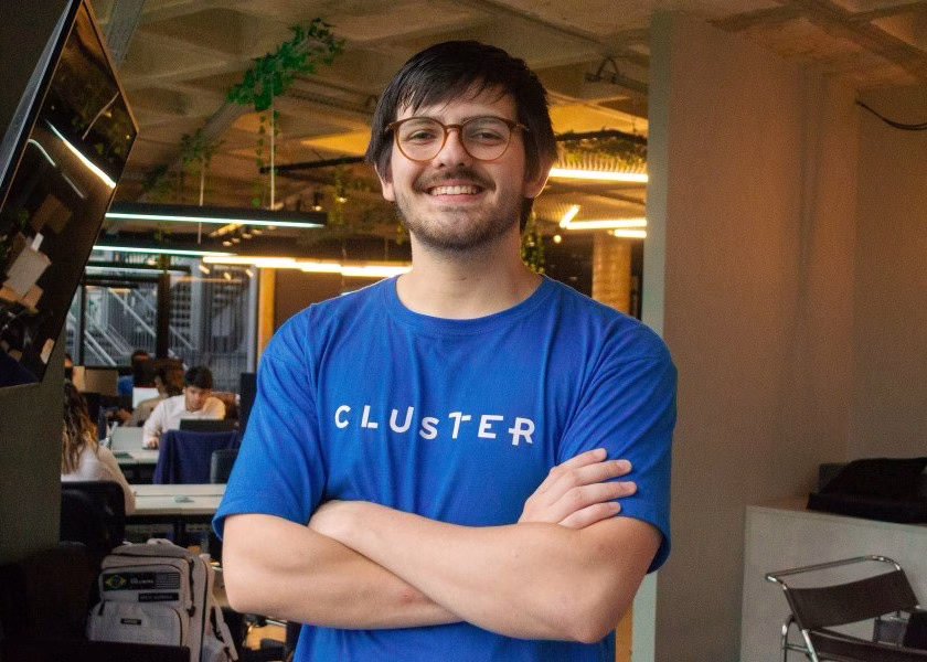 Integrante da equipe Cluster no escritório