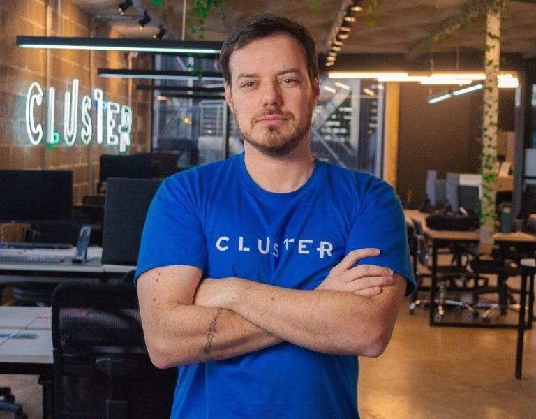 Integrante da equipe Cluster no escritório