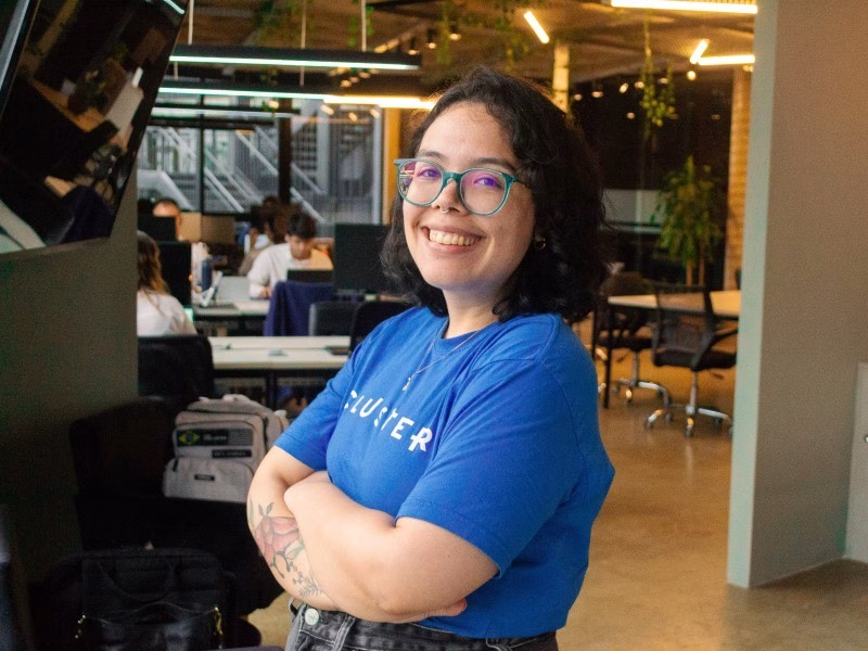 Integrante da equipe Cluster no escritório
