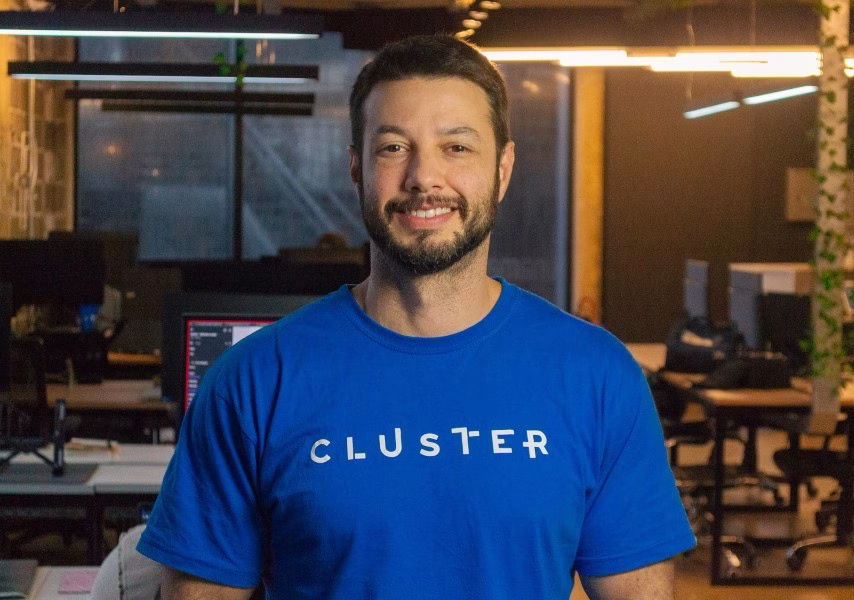 Integrante da equipe Cluster no escritório
